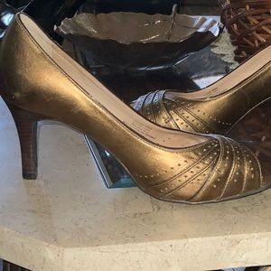 Bronze leather pumps